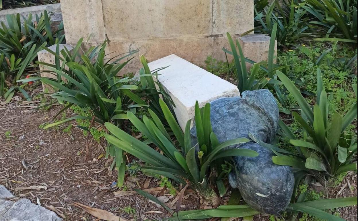 El busto a Llombart, tirado en Viveros. 