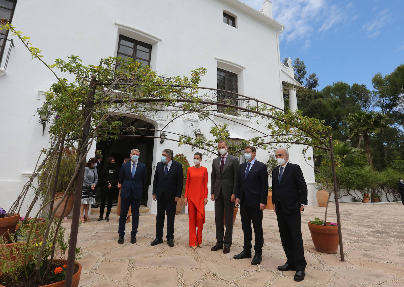 Los Reyes de España entregan el Premio Cervantes a Francisco Brines en la casa del poeta en Oliva