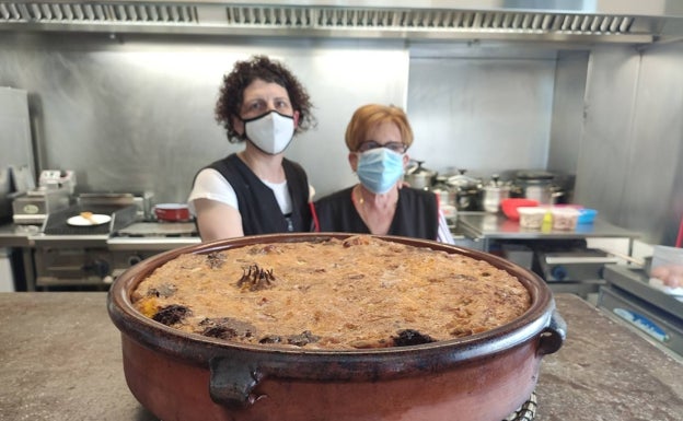 Pepa Dominguis junto a su madre en la cocina del Zorrilla.