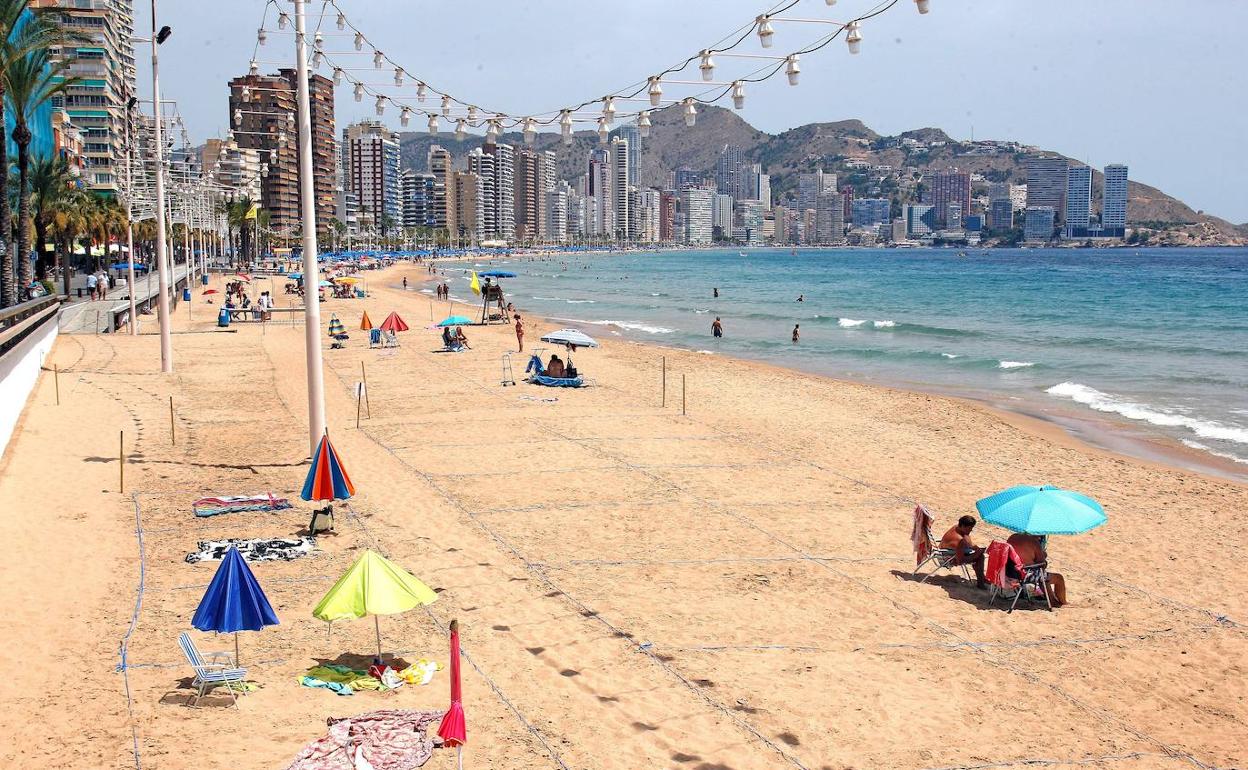 Imagen de una de las playas de Benidorm en plena pandemia. 