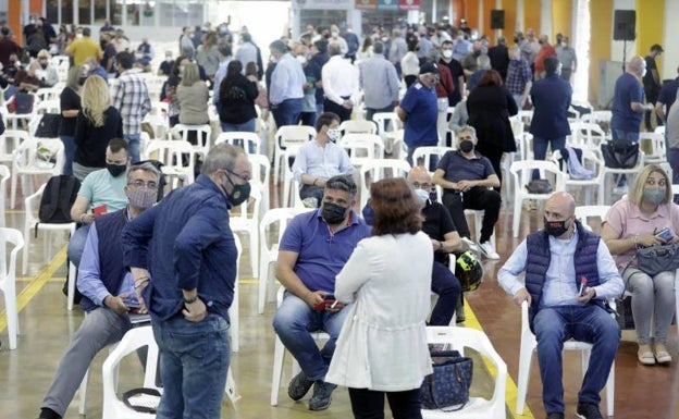 Imagen principal - Colas a la entrada del recinto y celebración de la asamblea. 