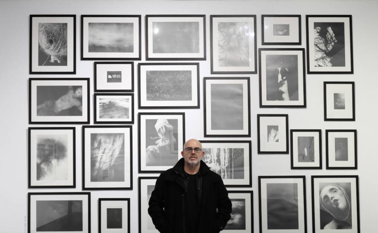 El artista valenciano Miguel Borrego, en la última exposición que inauguró en La Nau. 