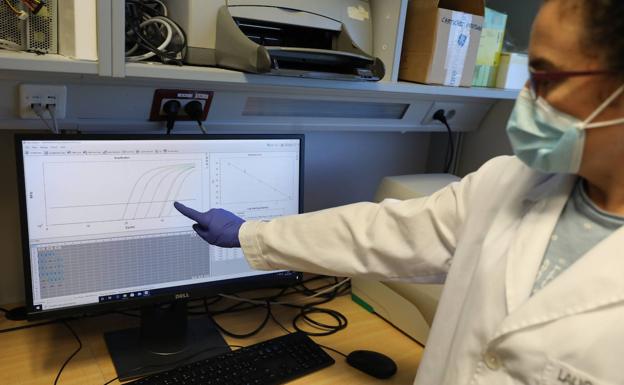 Una bióloga del Centro de Biología Molecular Severo Ochoa en el Campus de Cantoblanco de la Universidad Autónoma muestra una gráfica 