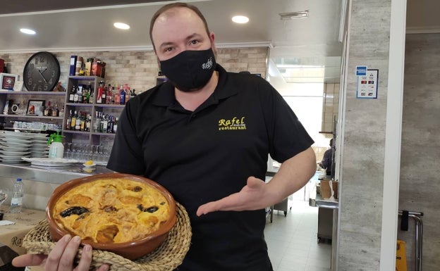 Rafel Frau con una de las crostas servidas en su restaurante.