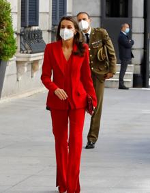 Imagen secundaria 2 - Así es el traje rojo de Letizia. 