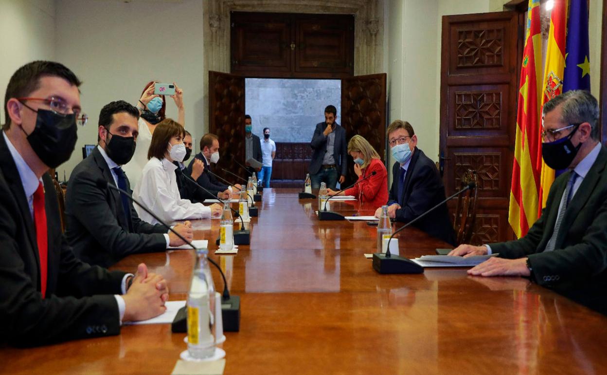 El alcalde de Sagunto, en segundo término en la parte izquierda de la mesa. 