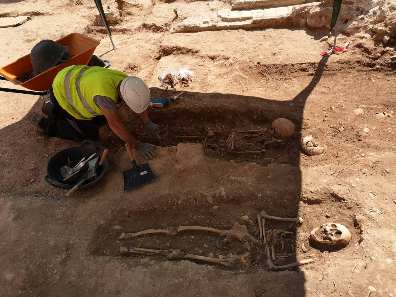 El Ayuntamiento confirma que los restos forman parte del cementerio medieval de la parroquia de la Santa Cruz y que también se han hallado restos de los patios y las cuadras de la posada del Ángel