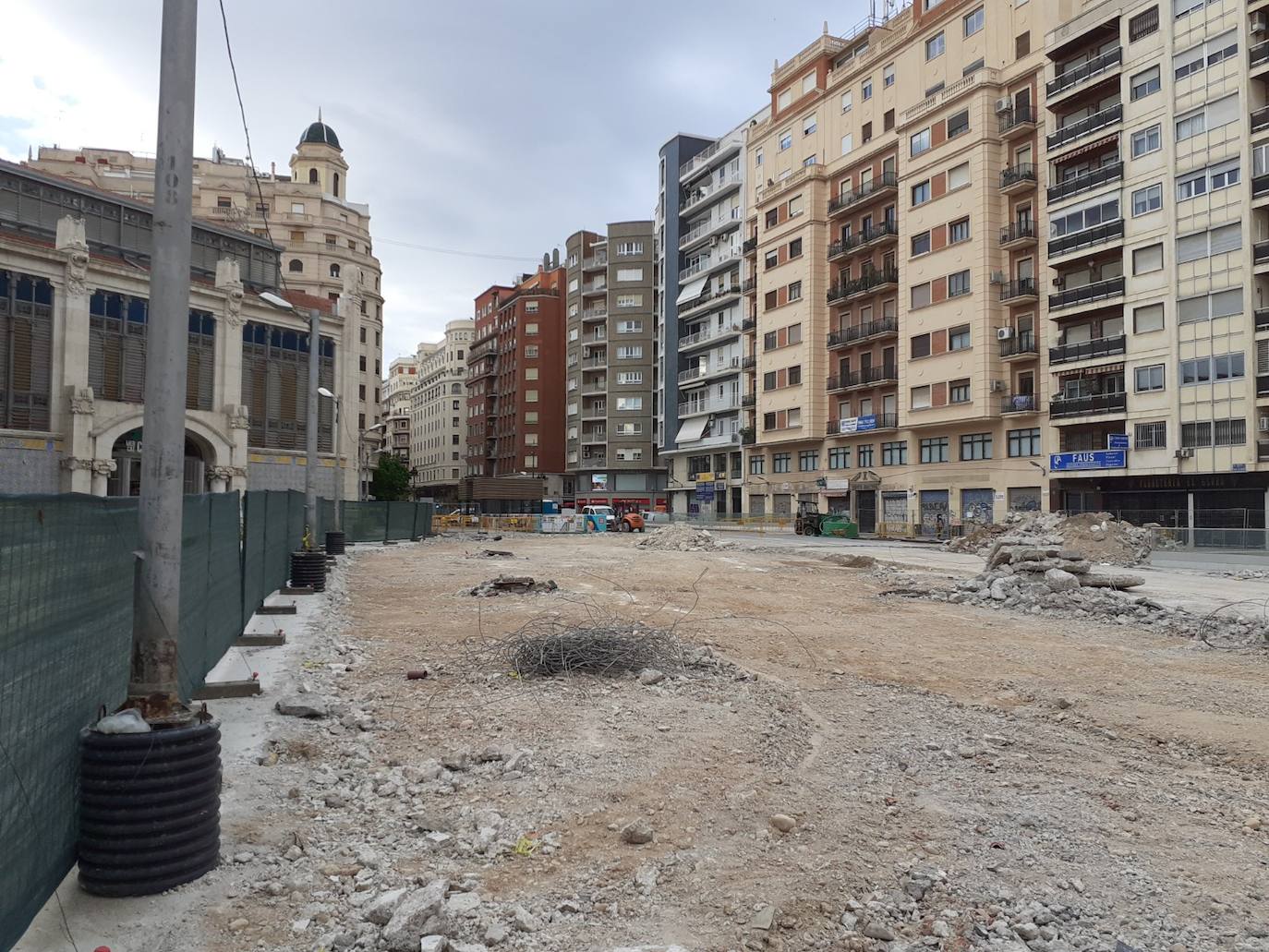 Las máquinas levantan todo el pavimento para el proyecto de peatonalización del entorno del Mercado Central y la Lonja (12/05/2021). 