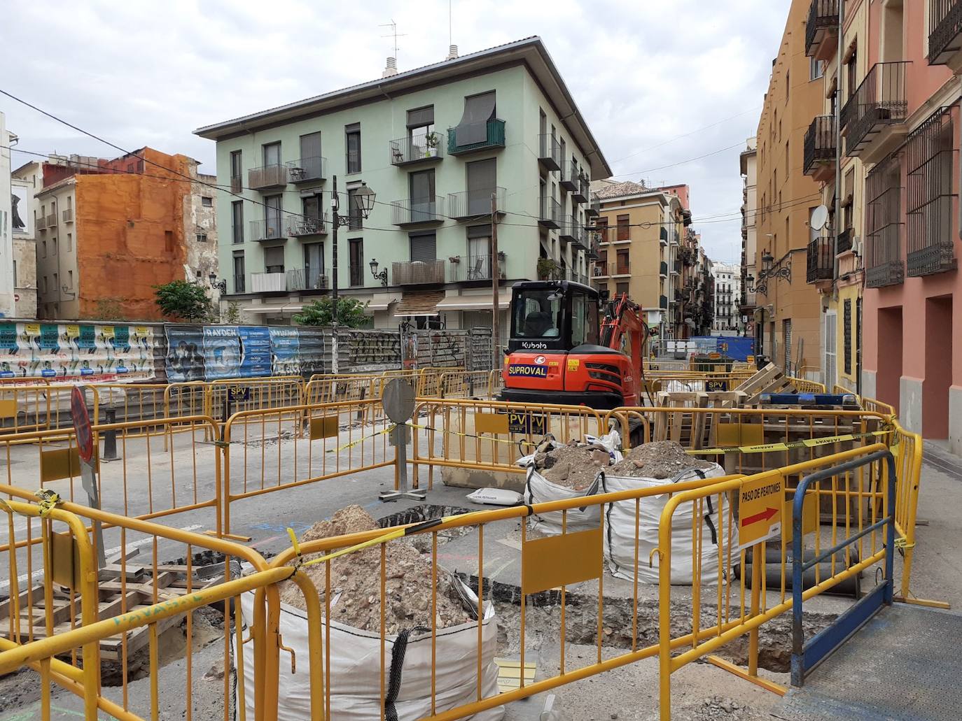 Las máquinas levantan todo el pavimento para el proyecto de peatonalización del entorno del Mercado Central y la Lonja (12/05/2021). 