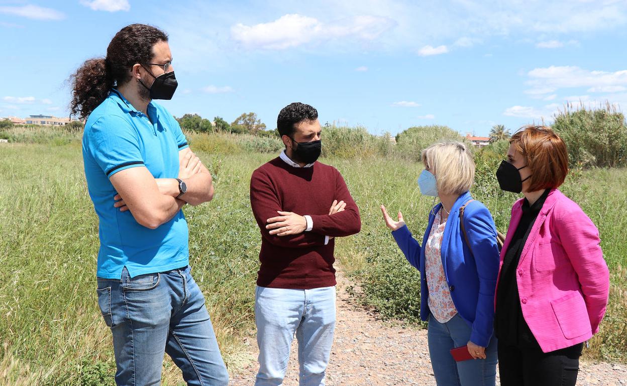 Visita de las autoridades a la zona donde se instalará el área recreativa. 