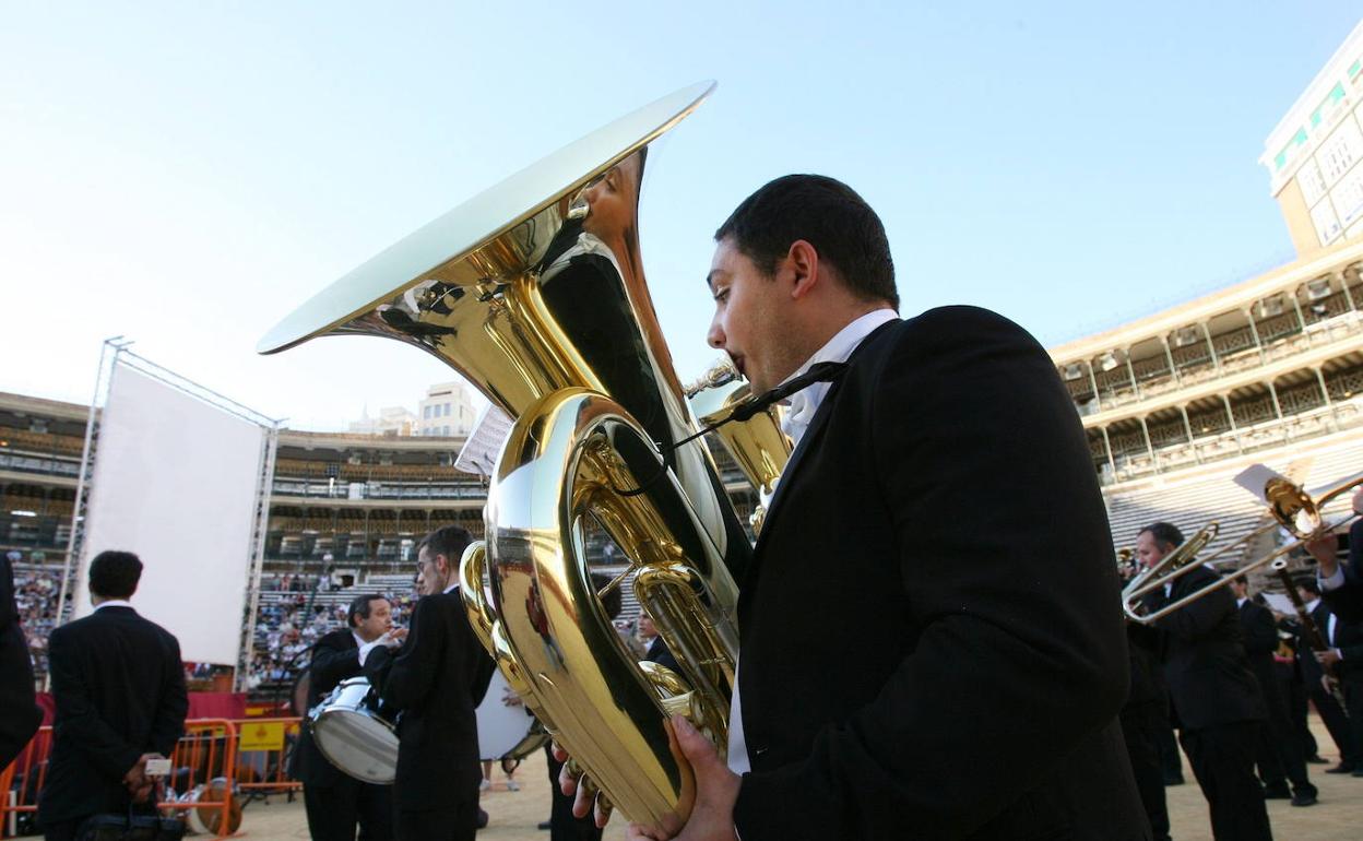 Certamen de bandas de música en la plaza de toros de Valencia. 