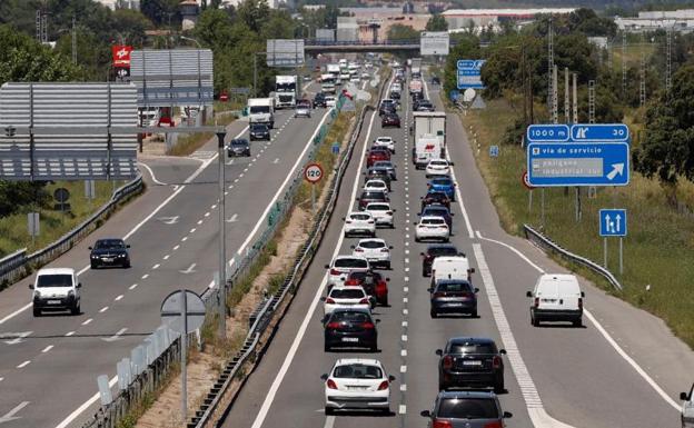 Viajes en el primer fin de semana sin cierre perimetral. Vista del tráfico en la carretera de Burgos tanto de entrada como de salida 