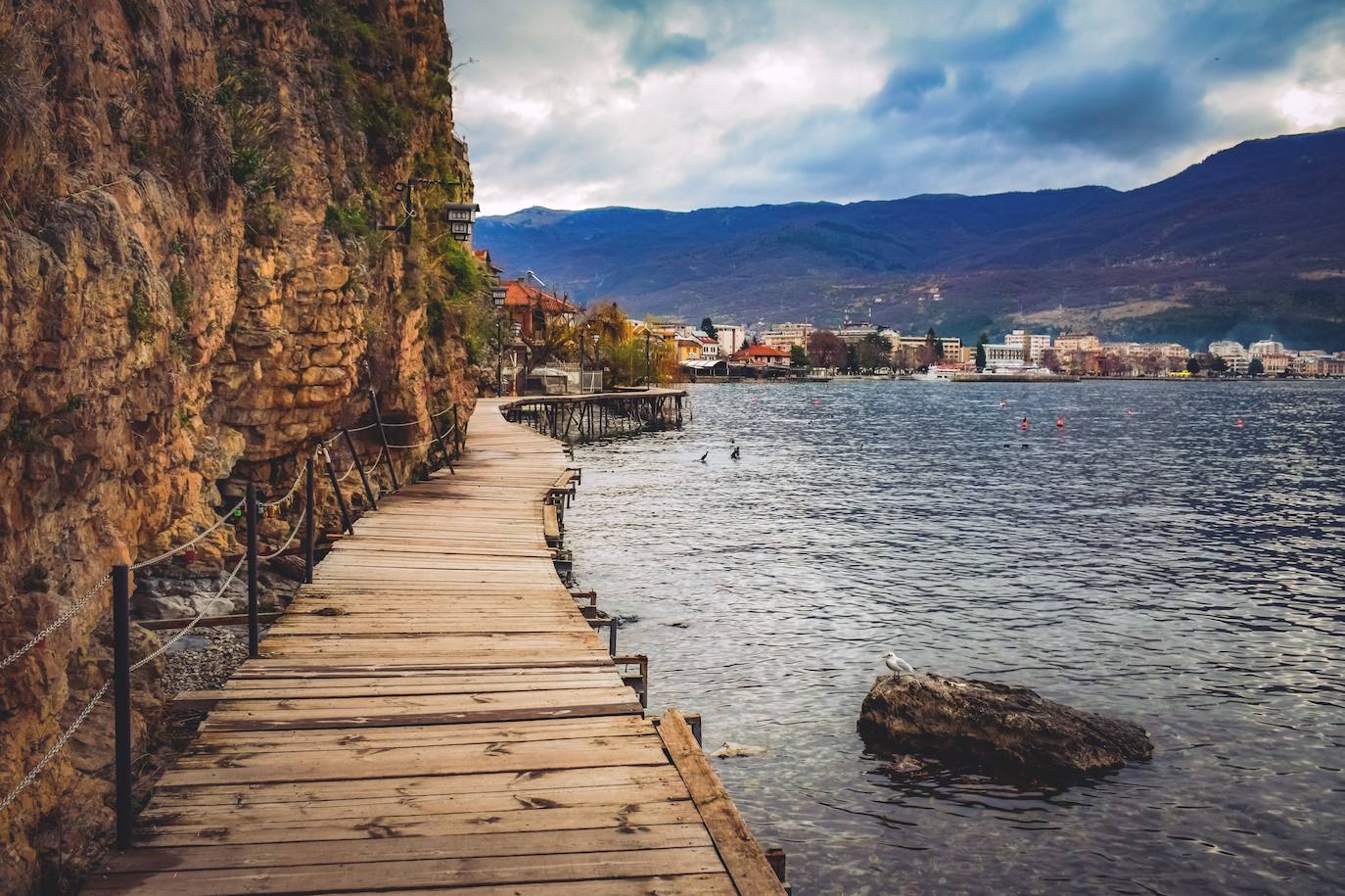 Desde Ohrid, vale la pena hacer una escapada al Parque Nacional de Galiçitsa entre los lagos de Ohrid y Prespa, compartidos en parte por Macedonia del Norte, Albania y Grecia, lo que permite a los viajeros vistas panorámicas continuas, extremadamente largas y bellas. Además de la extraordinaria belleza natural y los valores estéticos, Galiçitsa también es un entorno único con una flora natural bien conservada en varios ecosistemas, que abarca más de 800 especies. También posee una fauna abundante y diversa con 170 especies. El pelícano blanco, el cuervo negro, la garza y la gaviota se congregan cerca del lago tan abundante en peces que incluyen variedades como trucha, carpa, carpa de aleta roja, chub, barbell y otros. 