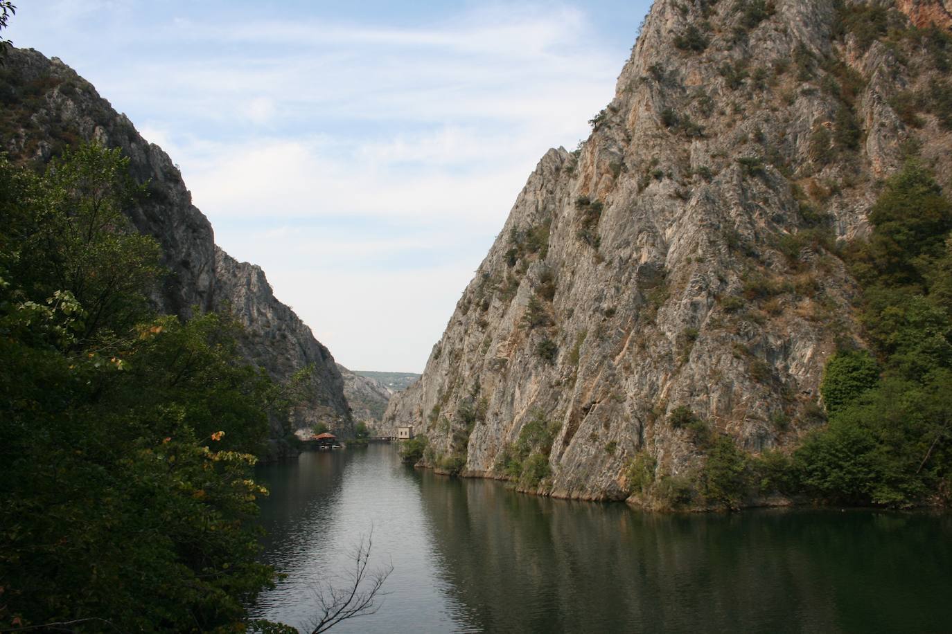 A las afueras de Skopje está el cañón Matka, cuya cercanía con la ciudad lo convierte en la escapada habitual para la gente de Skopje y para muchos turistas. Fue el lugar elegido por los primeros cristianos, ascetas y revolucionarios para retirarse a las colinas huyendo del avance otomano. Matka significa matriz en macedonio, y este lugar siempre ha estado vinculado con el culto a la Virgen María. 