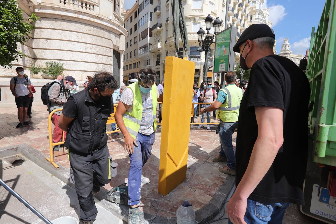 El polémico monolito en honor a los movimientos sociales del 15-M ha sido instalado esta mañana en la acera de la plaza del Ayuntamiento de Valencia. 