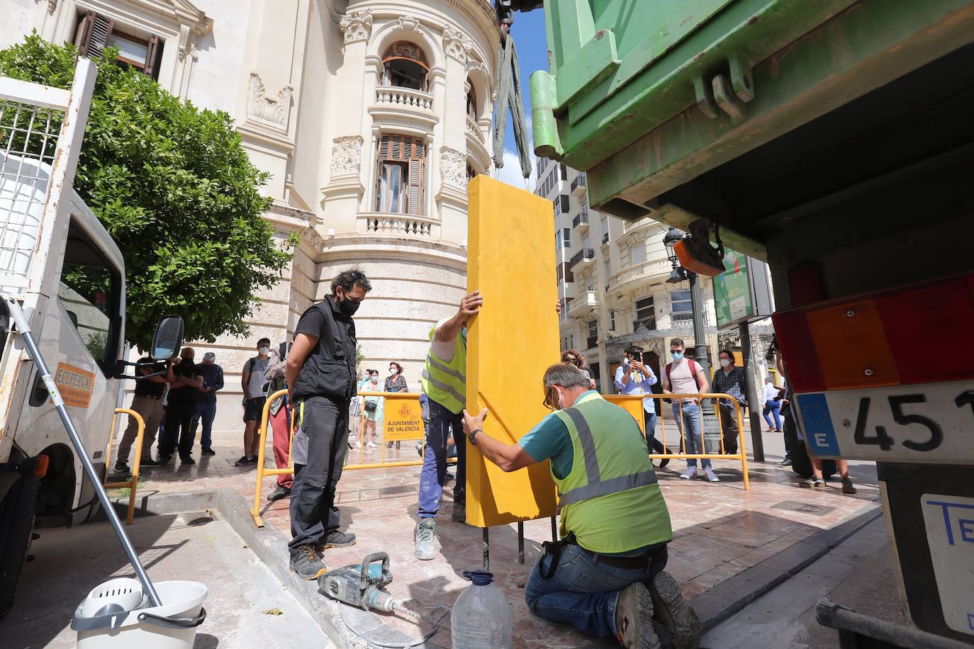 El polémico monolito en honor a los movimientos sociales del 15-M ha sido instalado esta mañana en la acera de la plaza del Ayuntamiento de Valencia. 