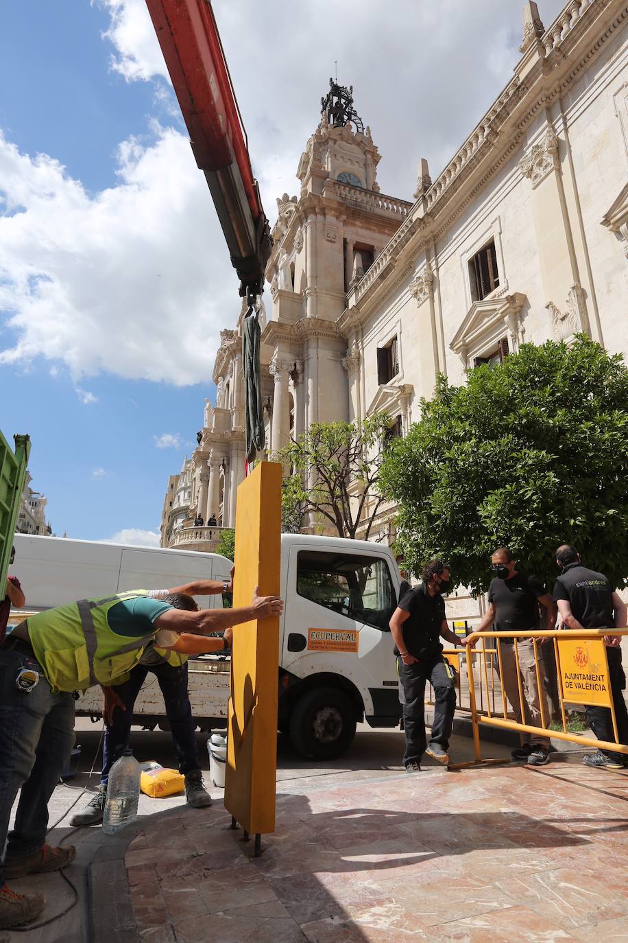 El polémico monolito en honor a los movimientos sociales del 15-M ha sido instalado esta mañana en la acera de la plaza del Ayuntamiento de Valencia. 