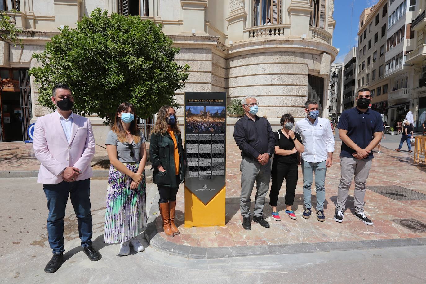 El polémico monolito en honor a los movimientos sociales del 15-M ha sido instalado esta mañana en la acera de la plaza del Ayuntamiento de Valencia. 