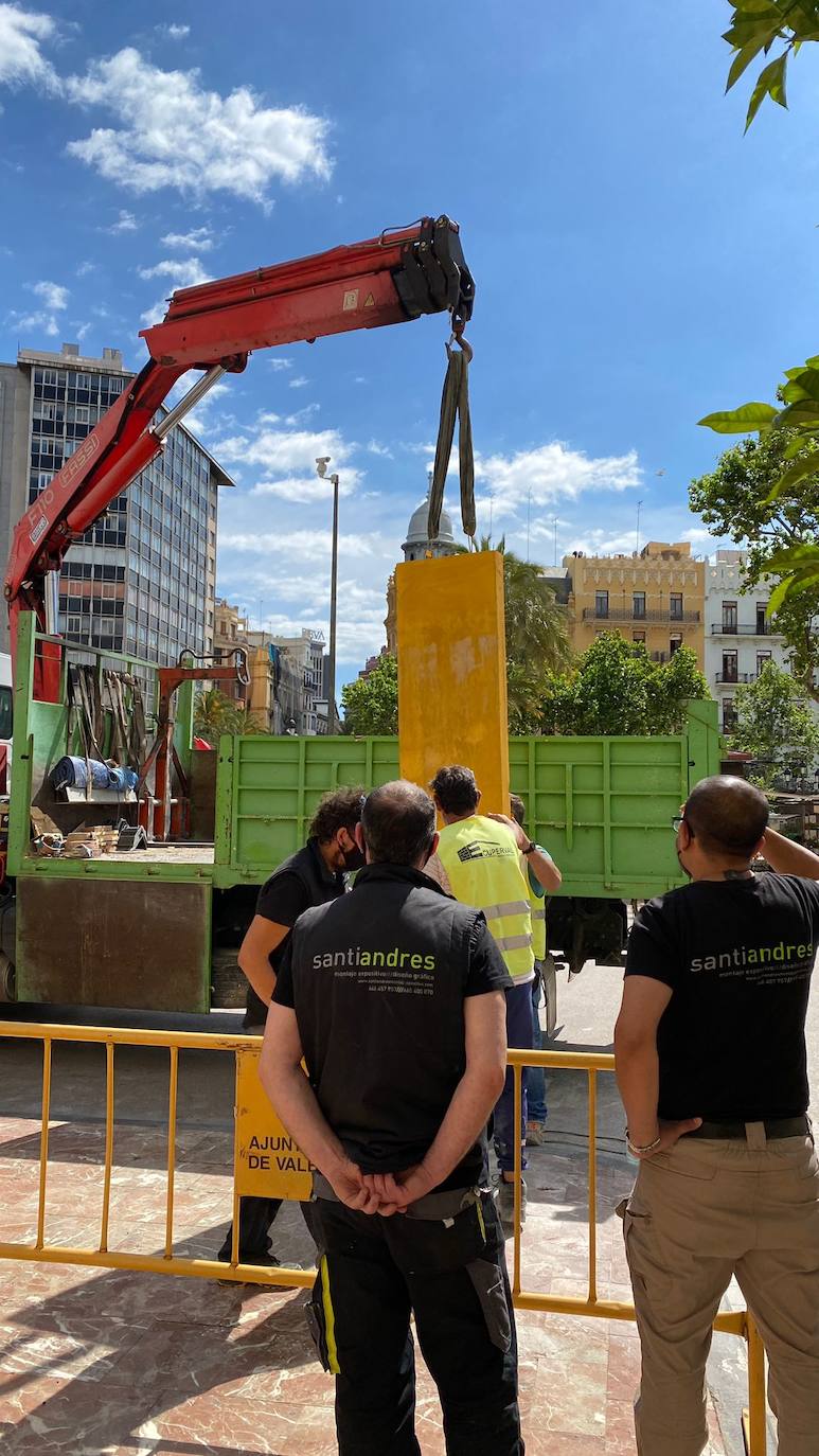 El polémico monolito en honor a los movimientos sociales del 15-M ha sido instalado esta mañana en la acera de la plaza del Ayuntamiento de Valencia. 