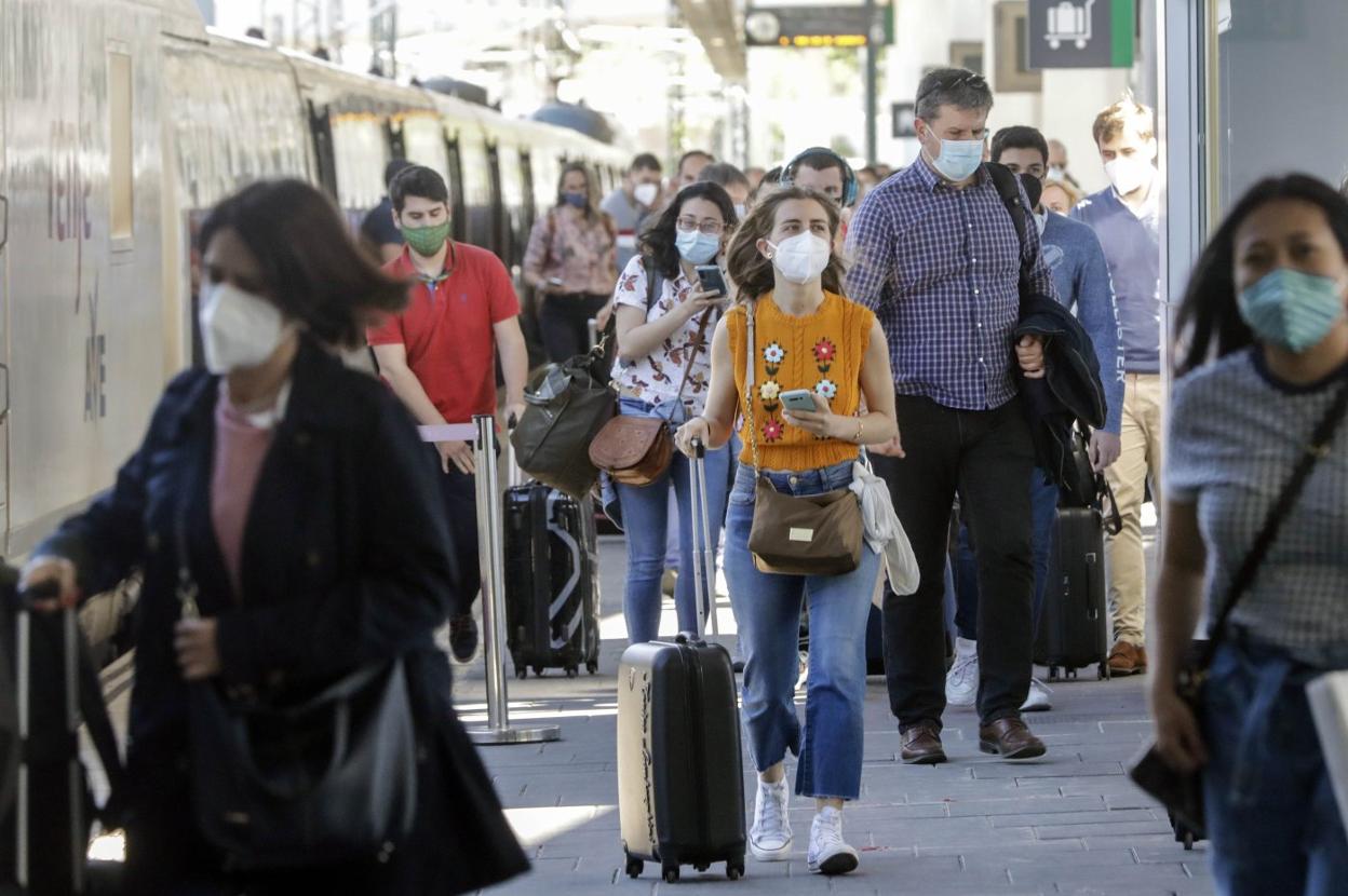 Visitantes de Madrid caminan por uno de los andenes de la estación Joaquín Sorolla, ayer por la tarde, tras apearse de un AVE. irene marsilla