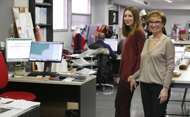 Isabel Sanchis junto a su hija, Paula Maiques, segunda generación de la empresa. 