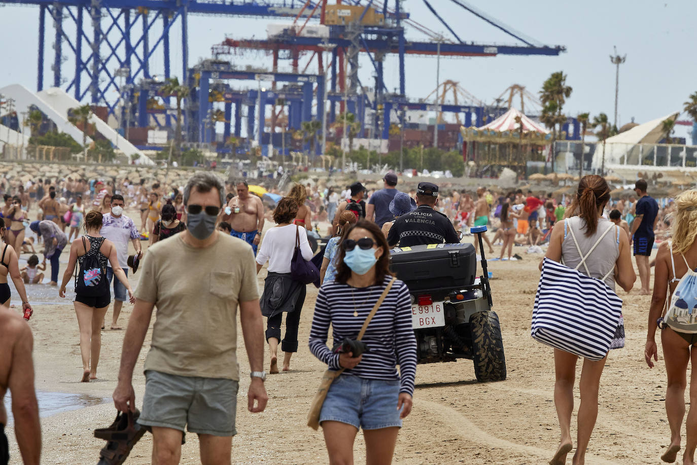 Las playas de Valencia y la zona costera de la Comunitat se han convertido en el principal atractivo para los madrileños y residentes de otras muchas comunidades autónomas, sobre todo de la zona centro, que tenían claro que este fin de semana tocaba disfrutar de sol, playa, brisa marina y una buena gastronomía en el primer fin de semana que podían desplazarse a tierras valencianas.