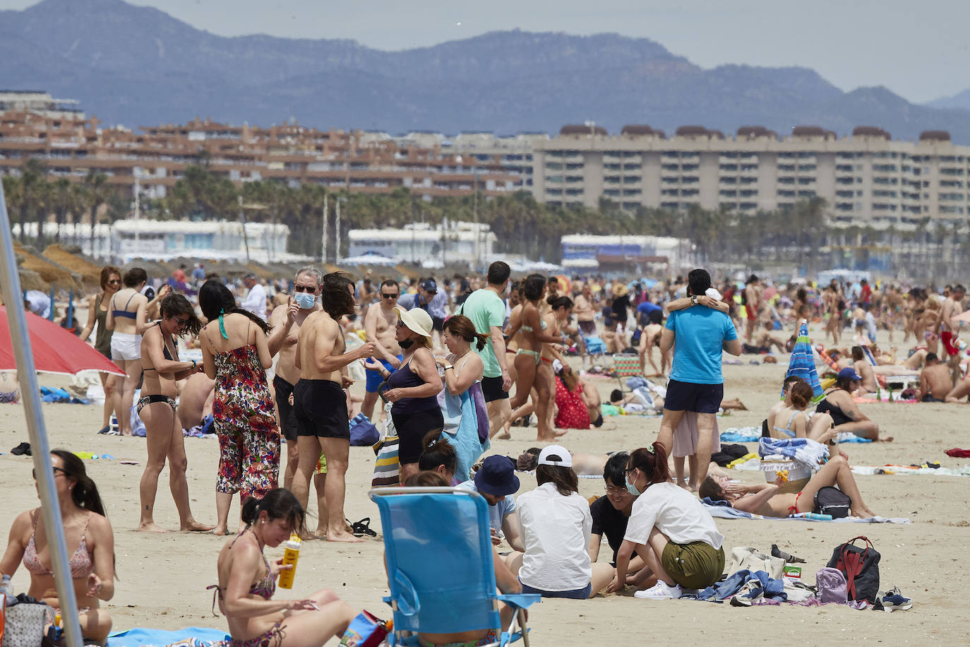 Las playas de Valencia y la zona costera de la Comunitat se han convertido en el principal atractivo para los madrileños y residentes de otras muchas comunidades autónomas, sobre todo de la zona centro, que tenían claro que este fin de semana tocaba disfrutar de sol, playa, brisa marina y una buena gastronomía en el primer fin de semana que podían desplazarse a tierras valencianas.