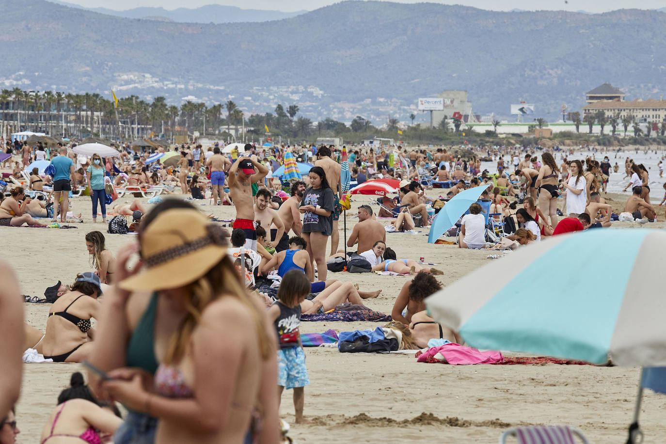 Las playas de Valencia y la zona costera de la Comunitat se han convertido en el principal atractivo para los madrileños y residentes de otras muchas comunidades autónomas, sobre todo de la zona centro, que tenían claro que este fin de semana tocaba disfrutar de sol, playa, brisa marina y una buena gastronomía en el primer fin de semana que podían desplazarse a tierras valencianas.