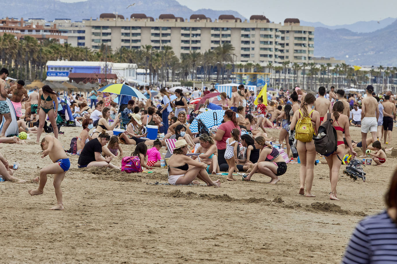 Las playas de Valencia y la zona costera de la Comunitat se han convertido en el principal atractivo para los madrileños y residentes de otras muchas comunidades autónomas, sobre todo de la zona centro, que tenían claro que este fin de semana tocaba disfrutar de sol, playa, brisa marina y una buena gastronomía en el primer fin de semana que podían desplazarse a tierras valencianas.