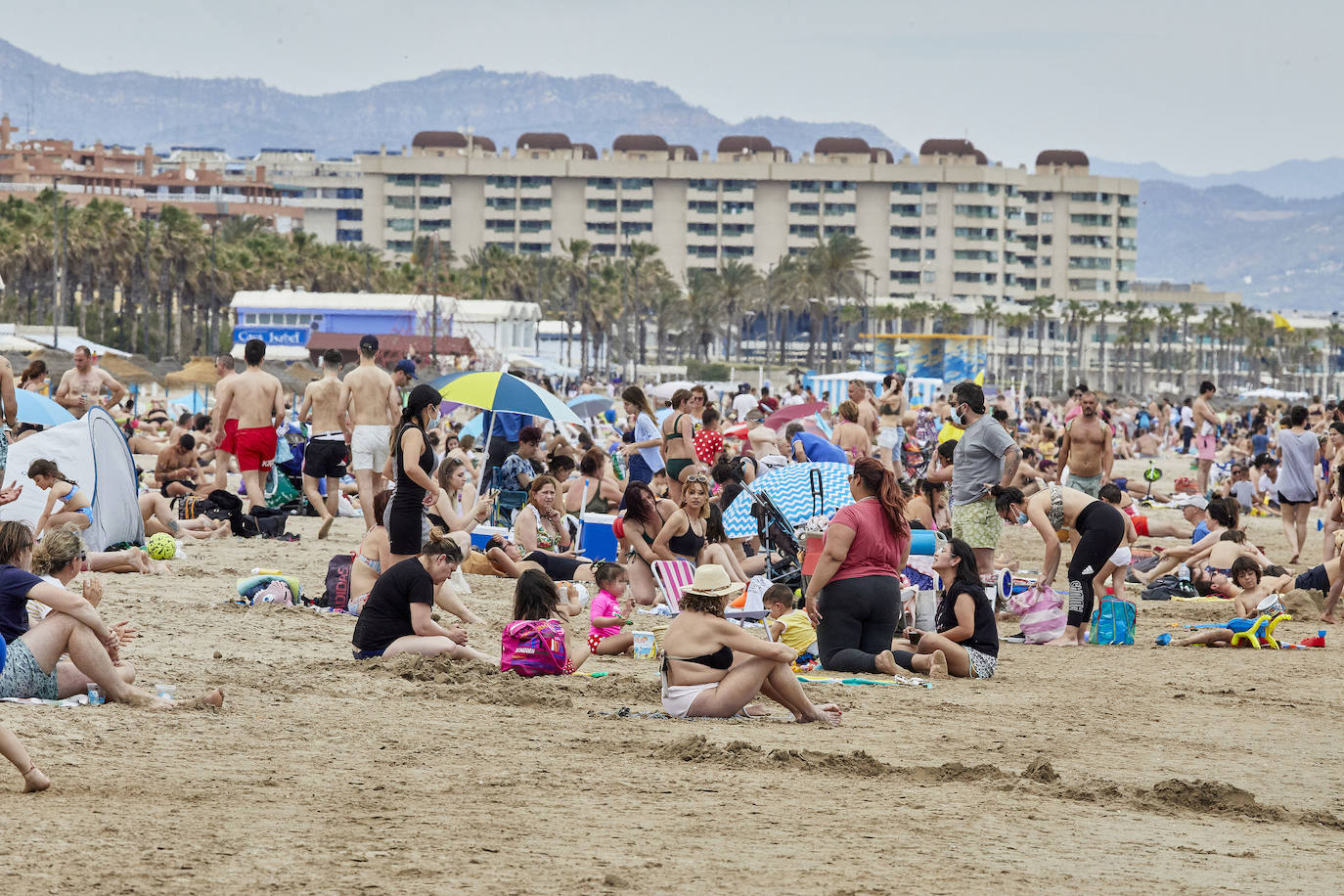 Las playas de Valencia y la zona costera de la Comunitat se han convertido en el principal atractivo para los madrileños y residentes de otras muchas comunidades autónomas, sobre todo de la zona centro, que tenían claro que este fin de semana tocaba disfrutar de sol, playa, brisa marina y una buena gastronomía en el primer fin de semana que podían desplazarse a tierras valencianas.