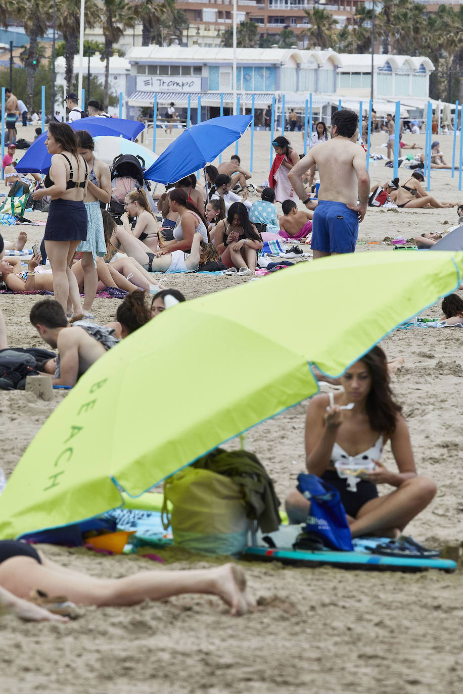 Las playas de Valencia y la zona costera de la Comunitat se han convertido en el principal atractivo para los madrileños y residentes de otras muchas comunidades autónomas, sobre todo de la zona centro, que tenían claro que este fin de semana tocaba disfrutar de sol, playa, brisa marina y una buena gastronomía en el primer fin de semana que podían desplazarse a tierras valencianas.