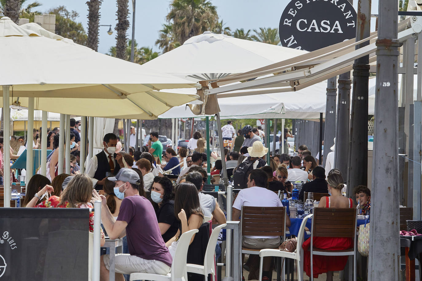 Las playas de Valencia y la zona costera de la Comunitat se han convertido en el principal atractivo para los madrileños y residentes de otras muchas comunidades autónomas, sobre todo de la zona centro, que tenían claro que este fin de semana tocaba disfrutar de sol, playa, brisa marina y una buena gastronomía en el primer fin de semana que podían desplazarse a tierras valencianas.