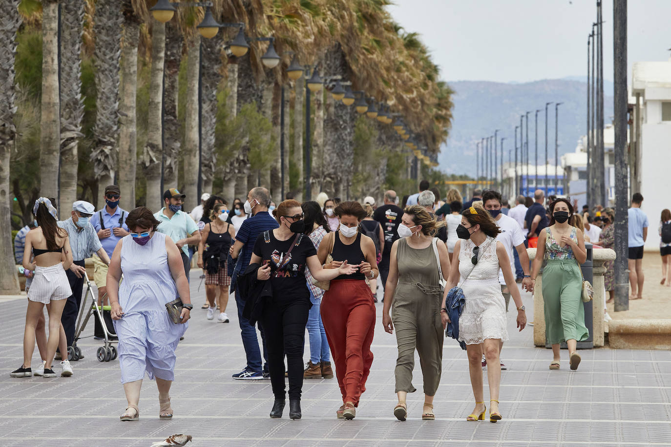 Las playas de Valencia y la zona costera de la Comunitat se han convertido en el principal atractivo para los madrileños y residentes de otras muchas comunidades autónomas, sobre todo de la zona centro, que tenían claro que este fin de semana tocaba disfrutar de sol, playa, brisa marina y una buena gastronomía en el primer fin de semana que podían desplazarse a tierras valencianas.