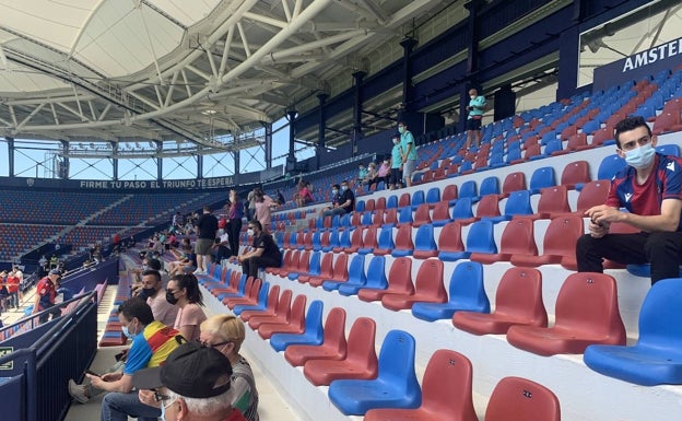 La afición, en la tribuna del Ciutat de València antes del inicio del partido. 