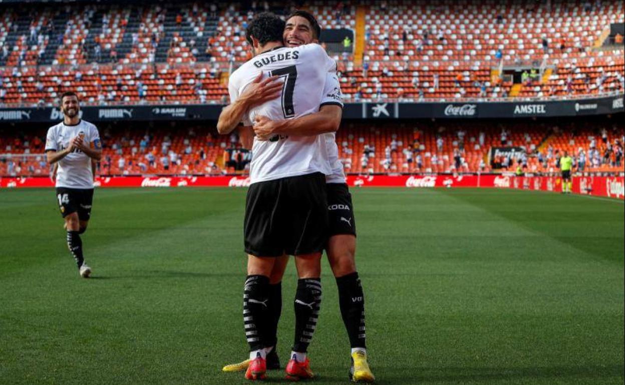 Los valencianistas Carlos Soler y Gonçalo Guedes se abrazan por última vez en Mestalla esta temporada. 