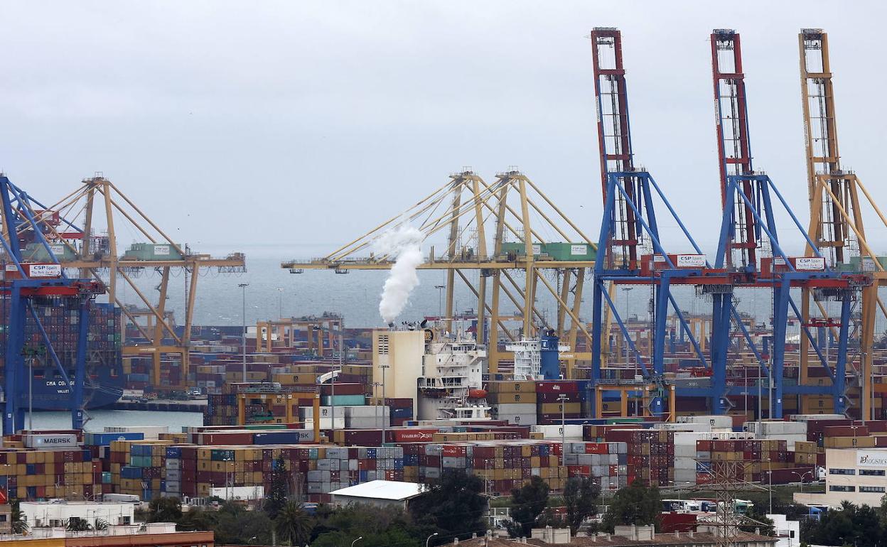 Terminal de contenedores en el puerto de Valencia. 