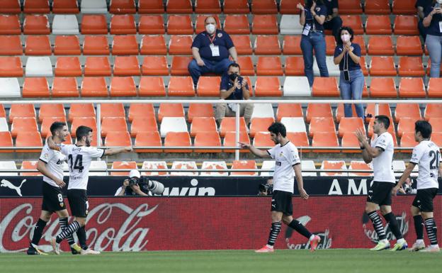 Carlos Soler y Guedes marcan a pares para el Valencia