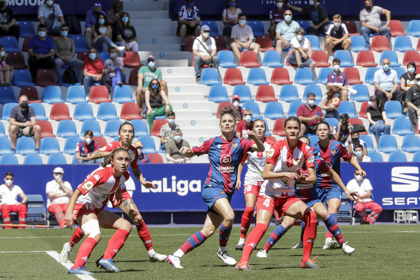 La afición granota estrena el campo de Orriols tras su remodelación en el encuentro entre las de María Pry y el Santa Teresa.