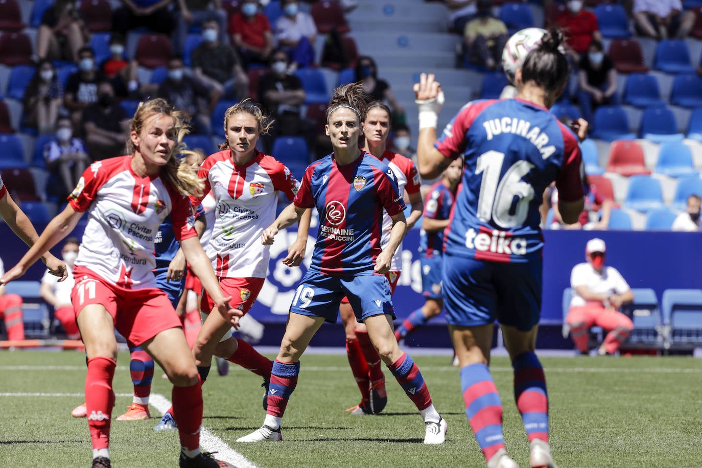 La afición granota estrena el campo de Orriols tras su remodelación en el encuentro entre las de María Pry y el Santa Teresa.