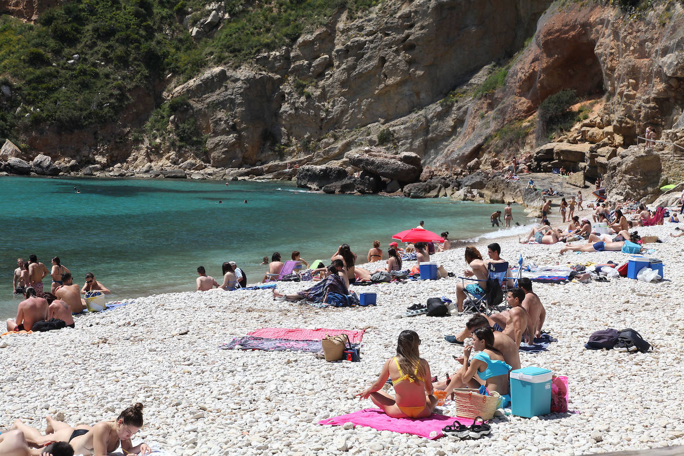 El sol y las altas temperaturas atraen a muchos bañistas a la costa, respetando la distancia de seguridad, con ganas de darse el primer baño de la temporada y de distrutar de la buena gastronomía.