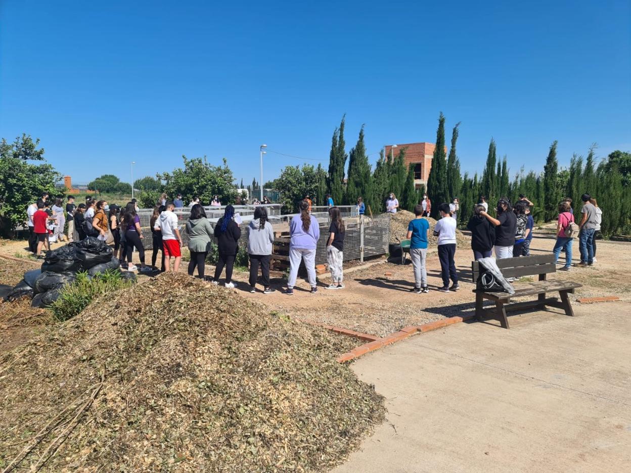 Los alumnos en la visita al Bosque Mediterráneo. LP