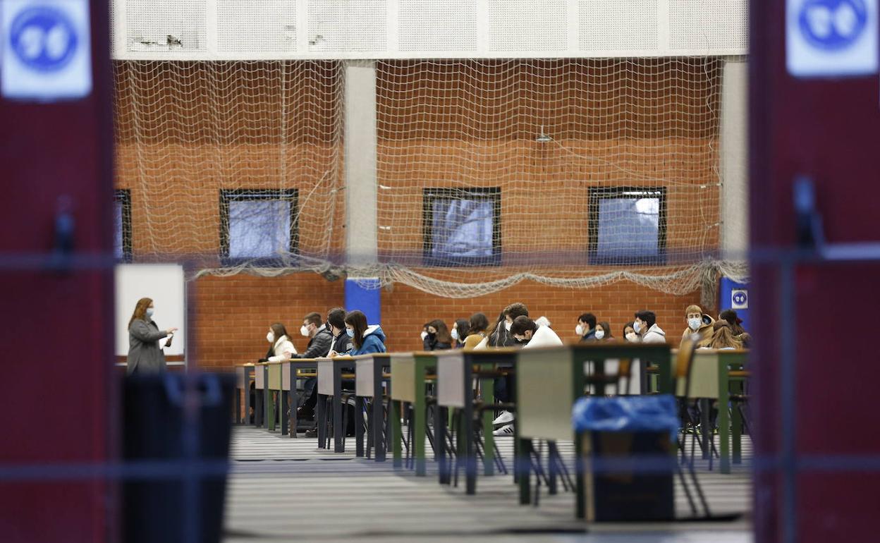 Examen en el pabellón deportivo de la UPV. 