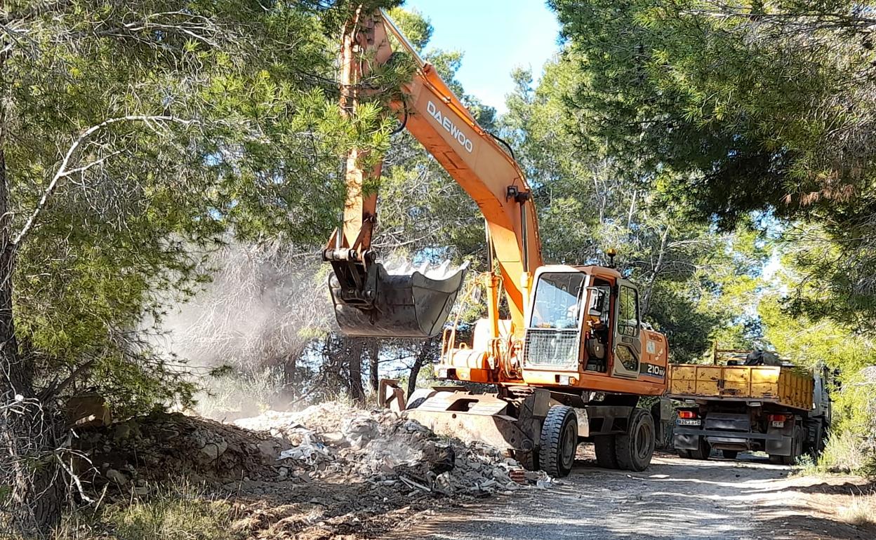 Operarios retiran las montañas de escombros del término municipal de La Nucia.