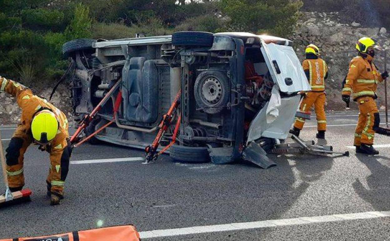 Imagen del accidente de tráfico, este domingo en la carretera N-332 en Benissa. 