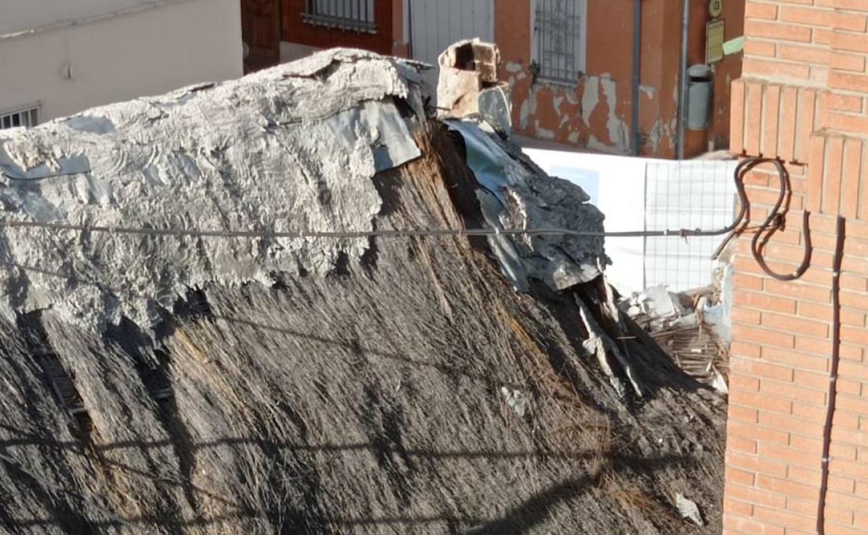 Cae a plomo la chimenea de la barraca de Aranda de El Palmar