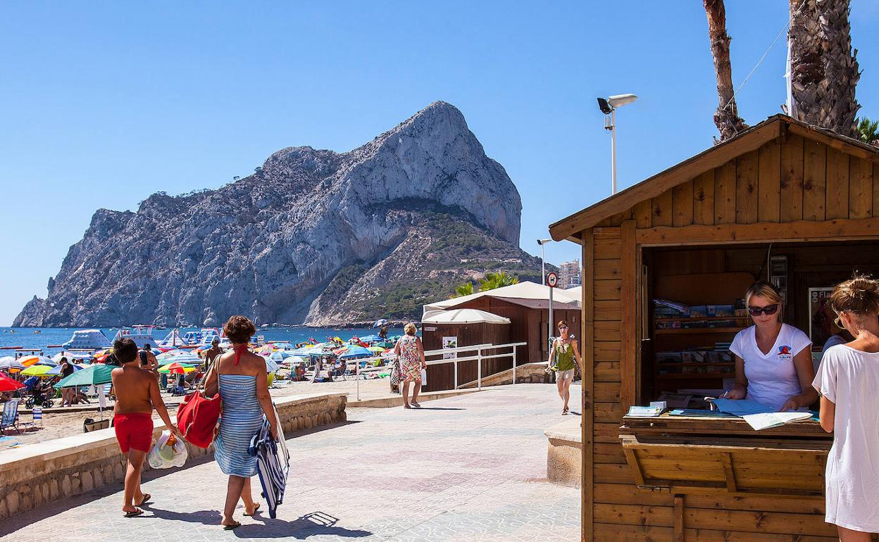 Imagen de archivo de una Oficina de Turismo de Calp en la playa. 