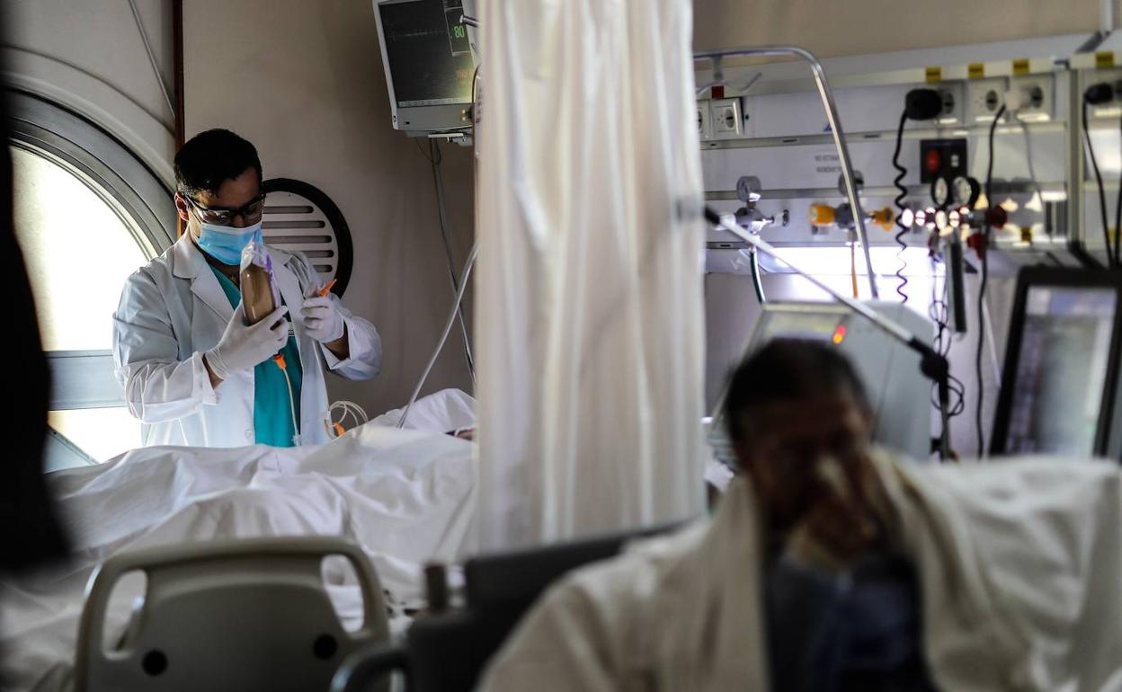 Un hospital de Buenos Aires atiende a pacientes de covid. 