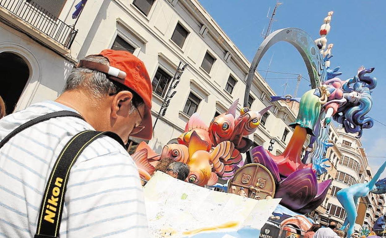 Un visitante, viendo una hoguera de Alicante en 2019 . 