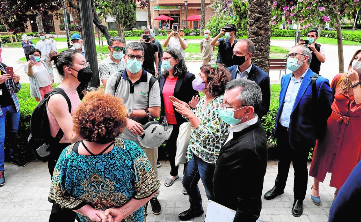 oltra y Dalmau, a su llegada ayer al Centro Mujer 24 horas.