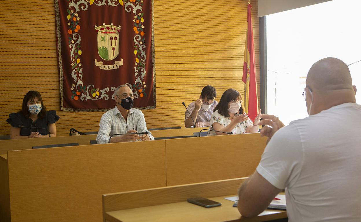 La reunión del  los representantes municipales con el club. 